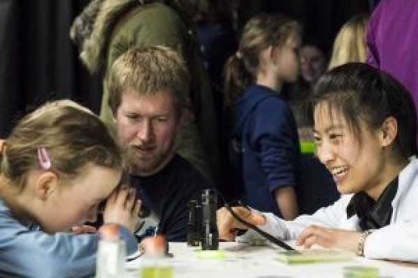 Volvox_girl-microscope_2015_JHjorth